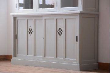 アンティーク家具　アンティークペイント　フレンチグレーがおしゃれな3枚扉カップボード