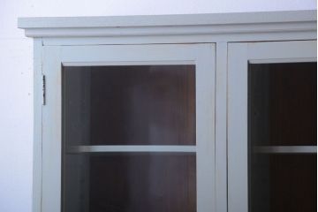 アンティーク家具　アンティークペイント　フレンチグレーがおしゃれな3枚扉カップボード