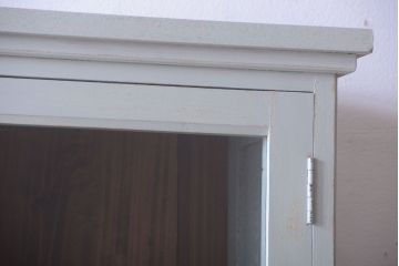 アンティーク家具　アンティークペイント　フレンチグレーがおしゃれな3枚扉カップボード