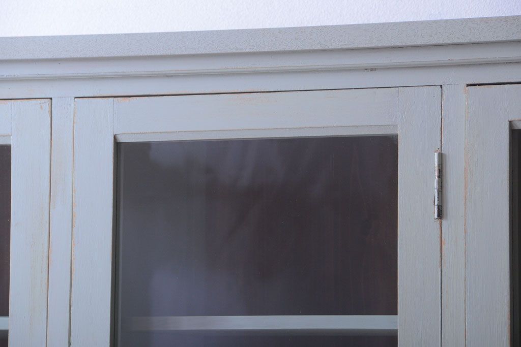 アンティーク家具　アンティークペイント　フレンチグレーがおしゃれな3枚扉カップボード