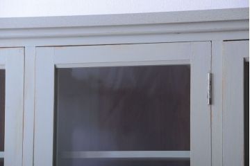 アンティーク家具　アンティークペイント　フレンチグレーがおしゃれな3枚扉カップボード