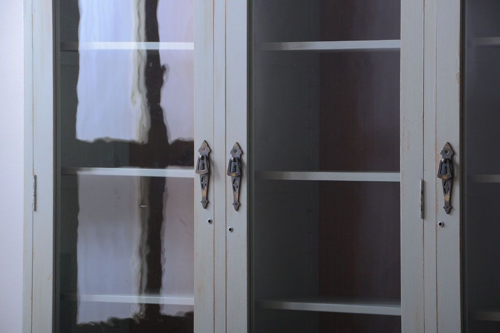 アンティーク家具　アンティークペイント　フレンチグレーがおしゃれな3枚扉カップボード