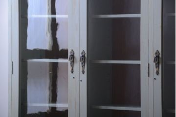 アンティーク家具　アンティークペイント　フレンチグレーがおしゃれな3枚扉カップボード