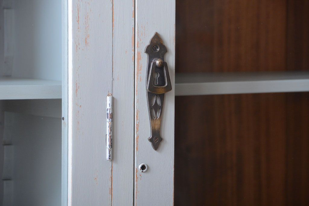 アンティーク家具　アンティークペイント　フレンチグレーがおしゃれな3枚扉カップボード