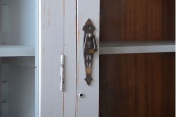アンティーク家具　アンティークペイント　フレンチグレーがおしゃれな3枚扉カップボード