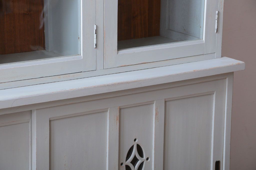 アンティーク家具　アンティークペイント　フレンチグレーがおしゃれな3枚扉カップボード