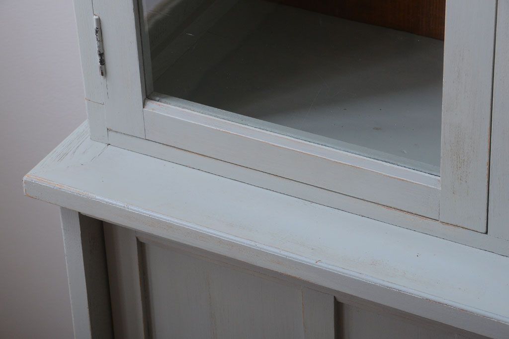 アンティーク家具　アンティークペイント　フレンチグレーがおしゃれな3枚扉カップボード