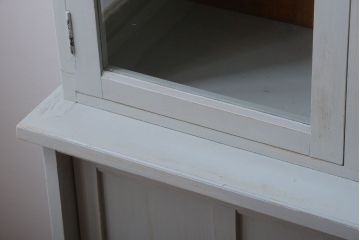 アンティーク家具　アンティークペイント　フレンチグレーがおしゃれな3枚扉カップボード