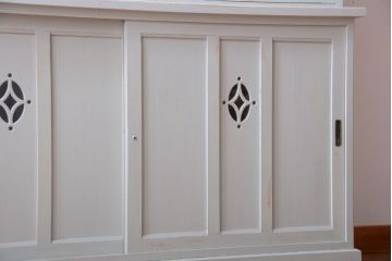 アンティーク家具　アンティークペイント　フレンチグレーがおしゃれな3枚扉カップボード