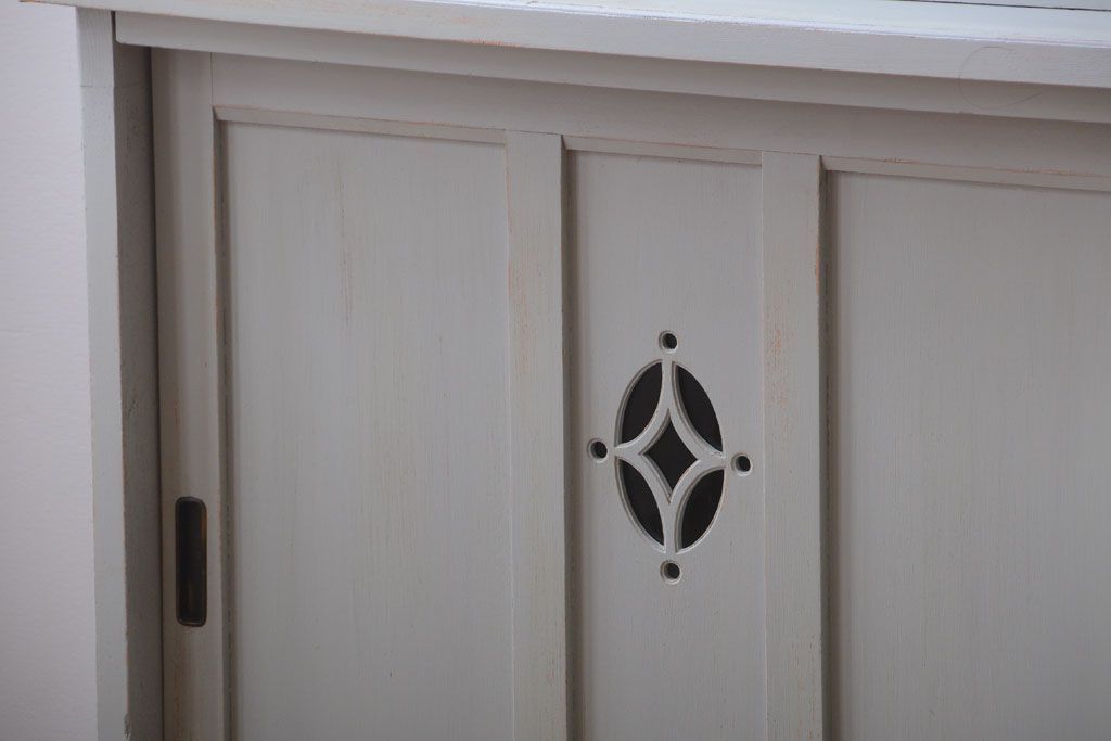 アンティーク家具　アンティークペイント　フレンチグレーがおしゃれな3枚扉カップボード