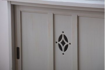 アンティーク家具　アンティークペイント　フレンチグレーがおしゃれな3枚扉カップボード