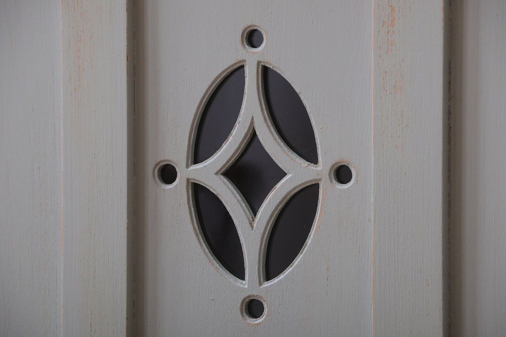 アンティーク家具　アンティークペイント　フレンチグレーがおしゃれな3枚扉カップボード