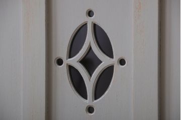 アンティーク家具　アンティークペイント　フレンチグレーがおしゃれな3枚扉カップボード