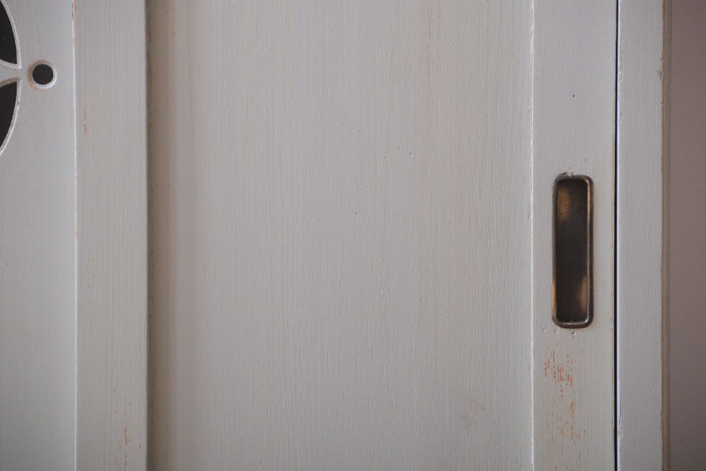 アンティーク家具　アンティークペイント　フレンチグレーがおしゃれな3枚扉カップボード