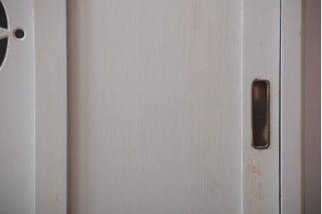 アンティーク家具　アンティークペイント　フレンチグレーがおしゃれな3枚扉カップボード