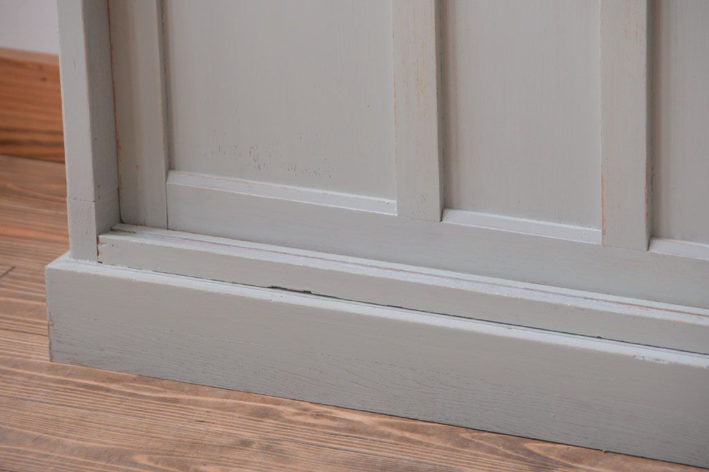 アンティーク家具　アンティークペイント　フレンチグレーがおしゃれな3枚扉カップボード