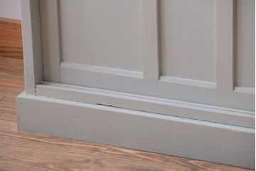 アンティーク家具　アンティークペイント　フレンチグレーがおしゃれな3枚扉カップボード