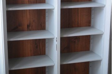 アンティーク家具　アンティークペイント　フレンチグレーがおしゃれな3枚扉カップボード