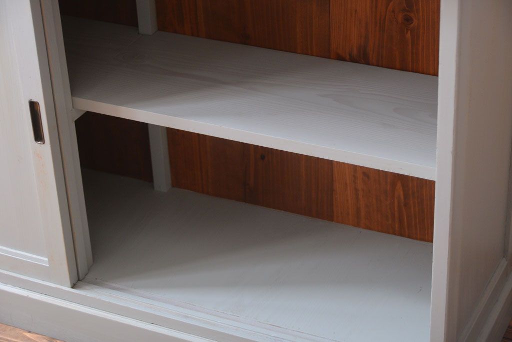 アンティーク家具　アンティークペイント　フレンチグレーがおしゃれな3枚扉カップボード