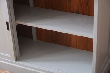 アンティーク家具　アンティークペイント　フレンチグレーがおしゃれな3枚扉カップボード