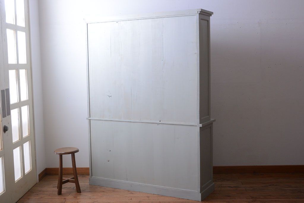 アンティーク家具　アンティークペイント　フレンチグレーがおしゃれな3枚扉カップボード