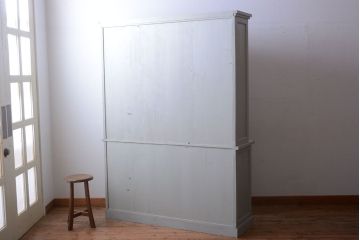 アンティーク家具　アンティークペイント　フレンチグレーがおしゃれな3枚扉カップボード