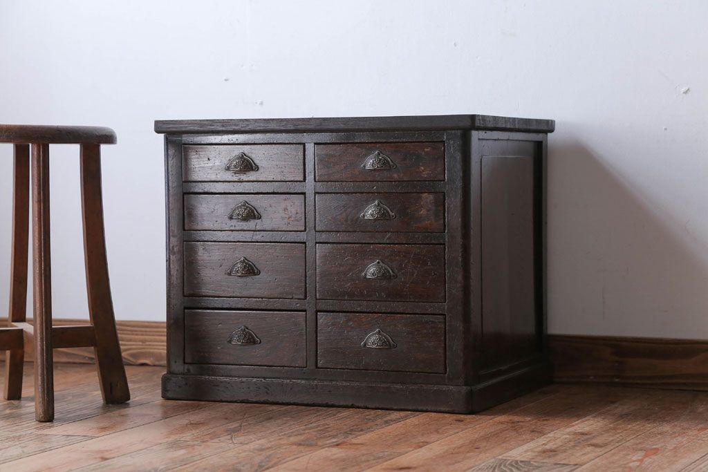 アンティーク家具　和製アンティーク　丈夫な作りの8杯ドロワー