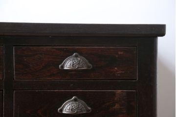 アンティーク家具　和製アンティーク　丈夫な作りの8杯ドロワー
