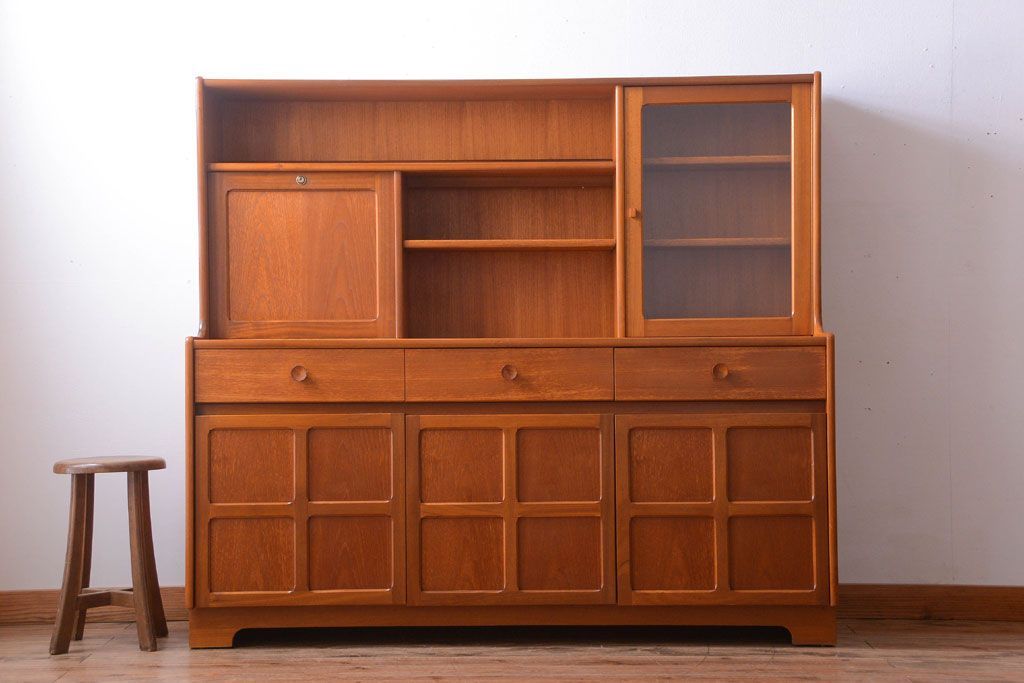 ヴィンテージ家具　北欧ビンテージ　おしゃれで大きなカップボード(サイドボード・ハイボード・キャビネット)