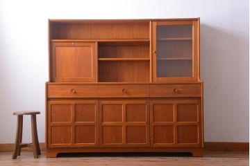 ヴィンテージ家具　北欧ビンテージ　おしゃれで大きなカップボード(サイドボード・ハイボード・キャビネット)