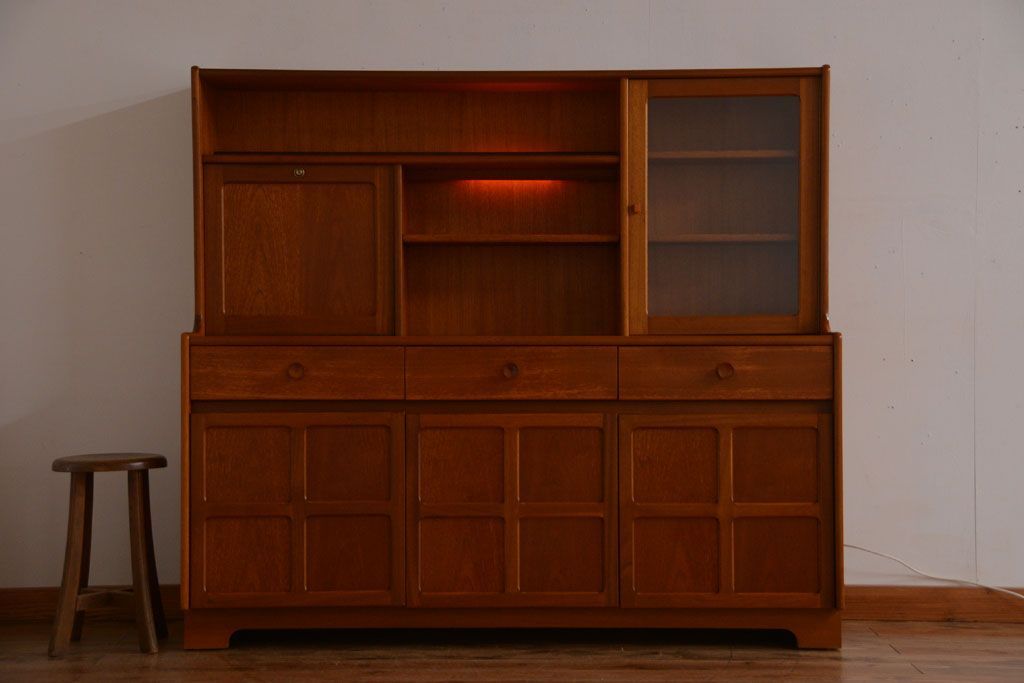 ヴィンテージ家具　北欧ビンテージ　おしゃれで大きなカップボード(サイドボード・ハイボード・キャビネット)