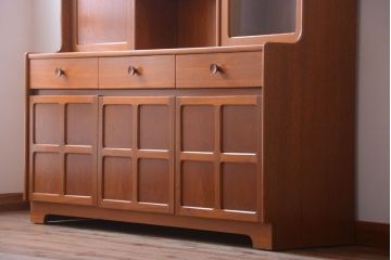 ヴィンテージ家具　北欧ビンテージ　おしゃれで大きなカップボード(サイドボード・ハイボード・キャビネット)