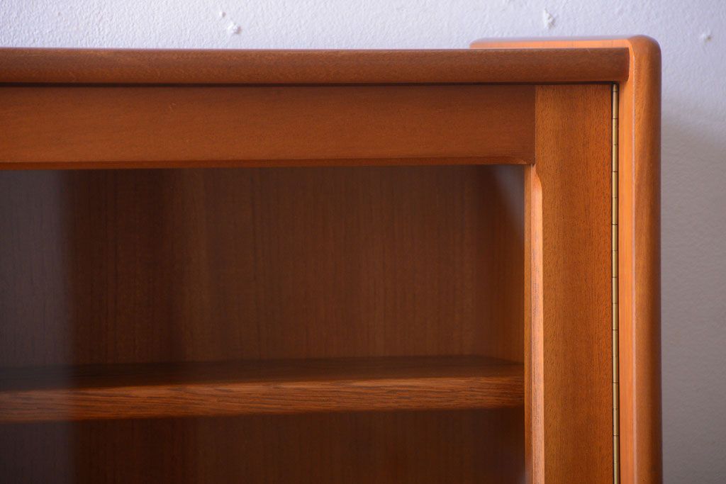 ヴィンテージ家具　北欧ビンテージ　おしゃれで大きなカップボード(サイドボード・ハイボード・キャビネット)