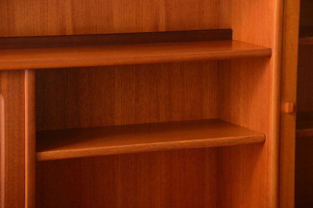 ヴィンテージ家具　北欧ビンテージ　おしゃれで大きなカップボード(サイドボード・ハイボード・キャビネット)