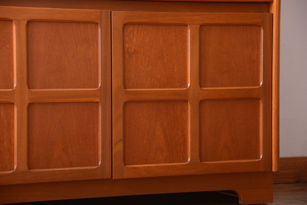 ヴィンテージ家具　北欧ビンテージ　おしゃれで大きなカップボード(サイドボード・ハイボード・キャビネット)