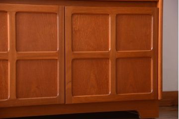 ヴィンテージ家具　北欧ビンテージ　おしゃれで大きなカップボード(サイドボード・ハイボード・キャビネット)