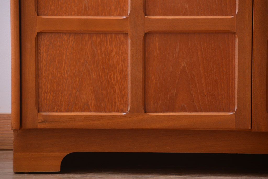 ヴィンテージ家具　北欧ビンテージ　おしゃれで大きなカップボード(サイドボード・ハイボード・キャビネット)