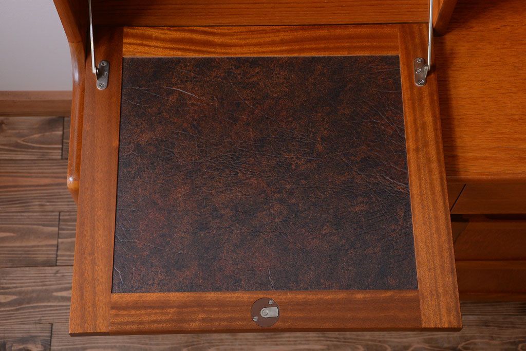 ヴィンテージ家具　北欧ビンテージ　おしゃれで大きなカップボード(サイドボード・ハイボード・キャビネット)