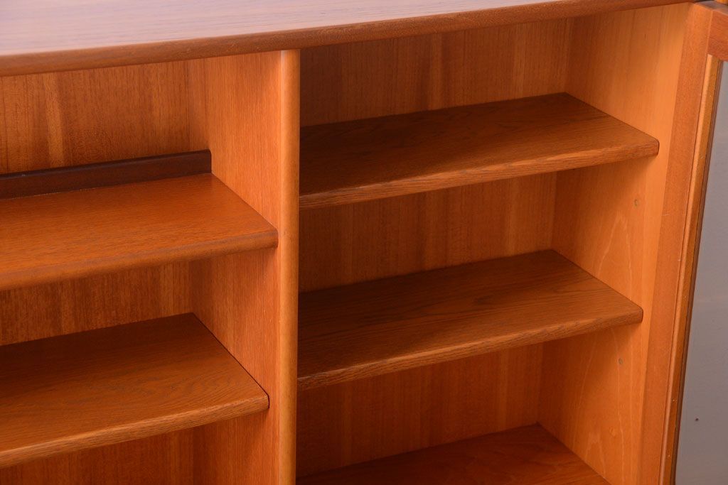 ヴィンテージ家具　北欧ビンテージ　おしゃれで大きなカップボード(サイドボード・ハイボード・キャビネット)