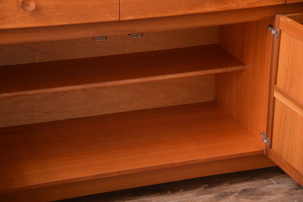 ヴィンテージ家具　北欧ビンテージ　おしゃれで大きなカップボード(サイドボード・ハイボード・キャビネット)