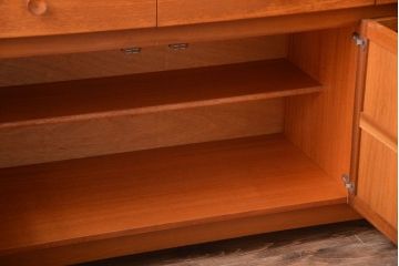 ヴィンテージ家具　北欧ビンテージ　おしゃれで大きなカップボード(サイドボード・ハイボード・キャビネット)