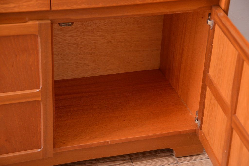 ヴィンテージ家具　北欧ビンテージ　おしゃれで大きなカップボード(サイドボード・ハイボード・キャビネット)