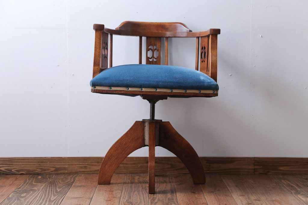 アンティーク家具　和製アンティーク　アーム付きのシックな回転椅子(2)