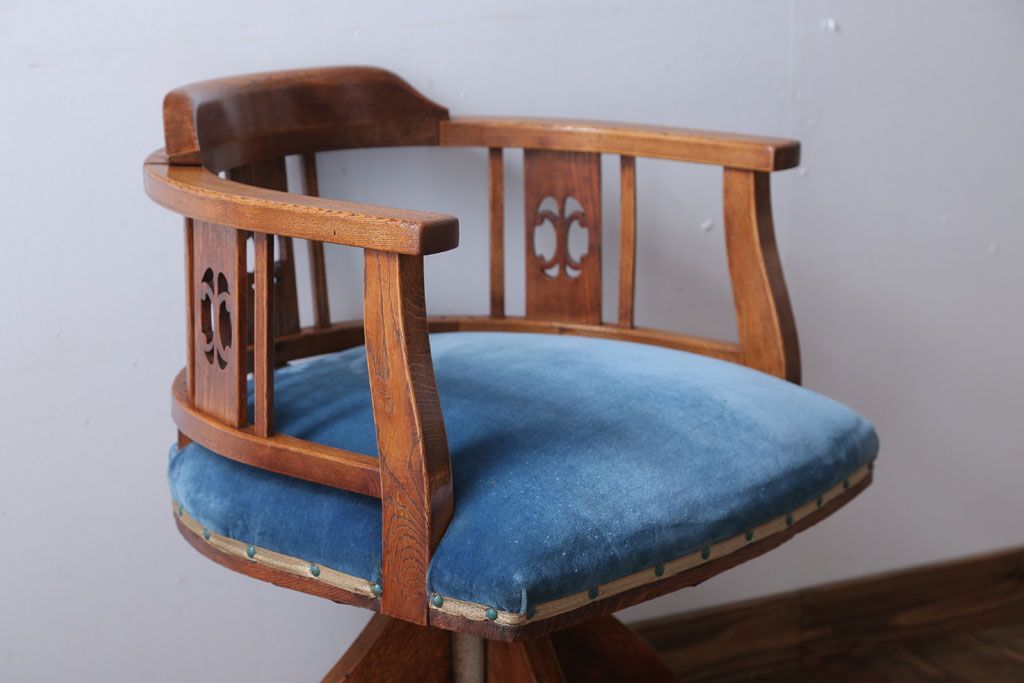 アンティーク家具　和製アンティーク　アーム付きのシックな回転椅子(2)