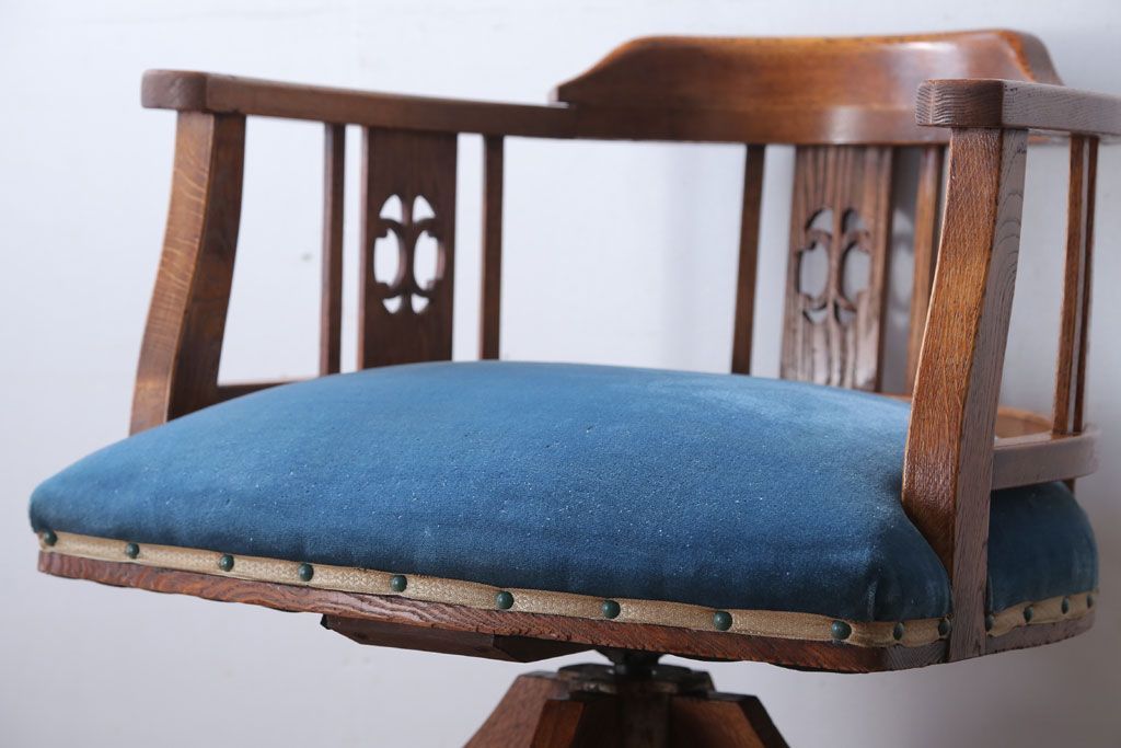 アンティーク家具　和製アンティーク　アーム付きのシックな回転椅子(2)