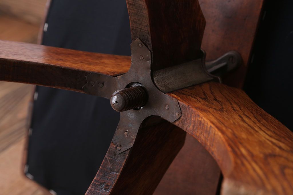 アンティーク家具　和製アンティーク　アーム付きのシックな回転椅子(2)