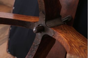 アンティーク家具　和製アンティーク　アーム付きのシックな回転椅子(2)