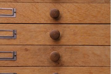 アンティーク家具　和製アンティーク　ナラ材の上質な8杯小引き出し