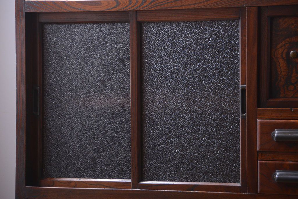 アンティーク家具　和製アンティーク　ダイヤガラス入り!前面欅材の引き戸収納棚