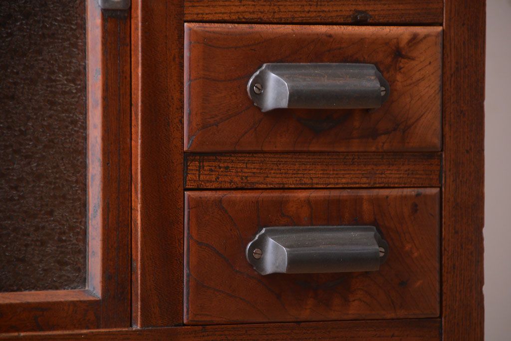 アンティーク家具　和製アンティーク　ダイヤガラス入り!前面欅材の引き戸収納棚